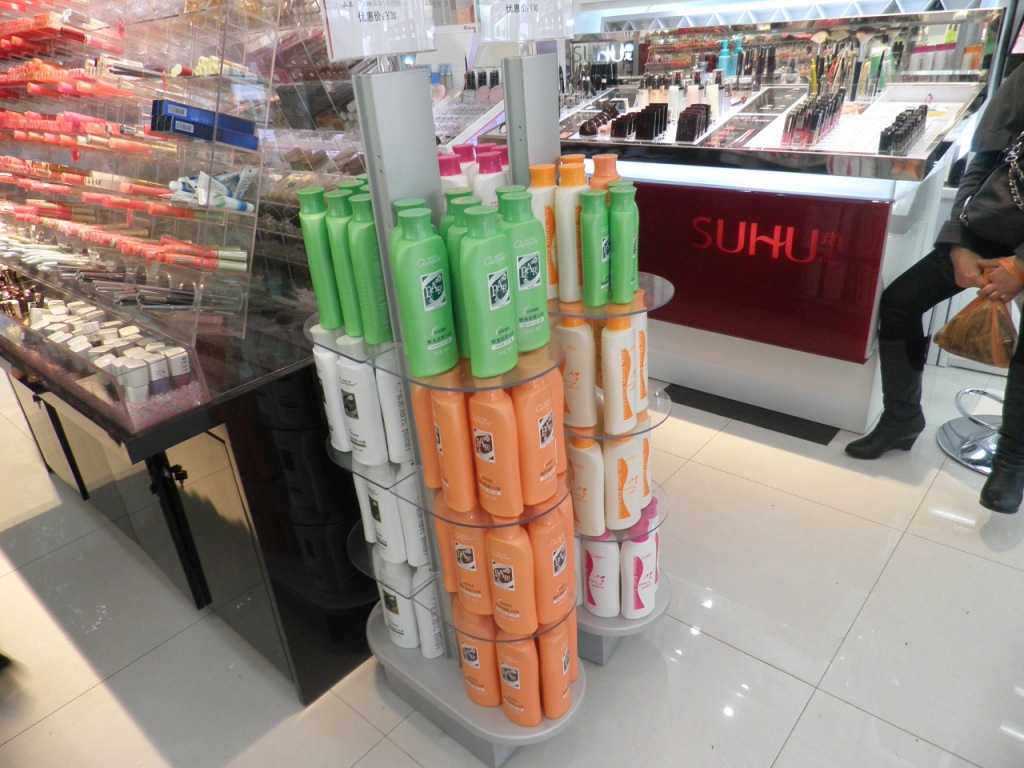 日用品展示架选购指南 可拆卸设计，灵活陈列化妆品与百货